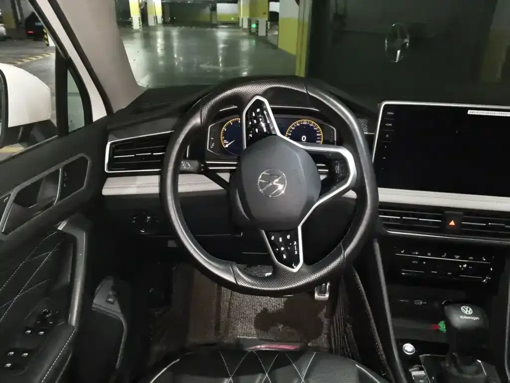 Volkswagen Tiguan L — фото 2