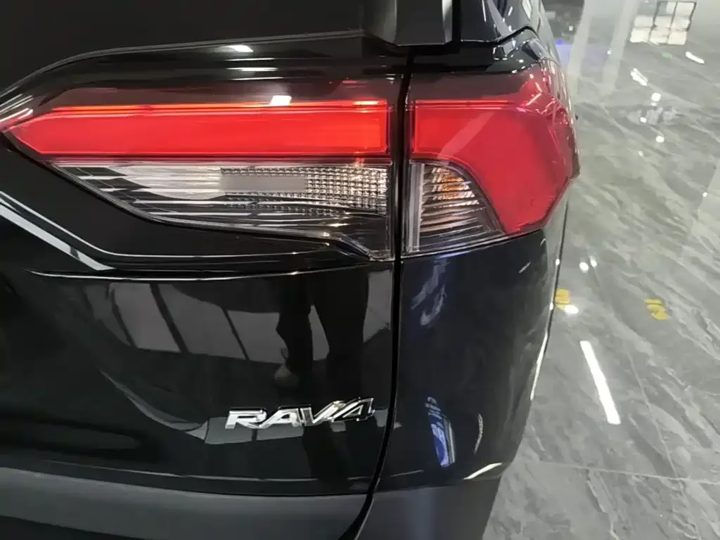 Toyota RAV4 — фото 3