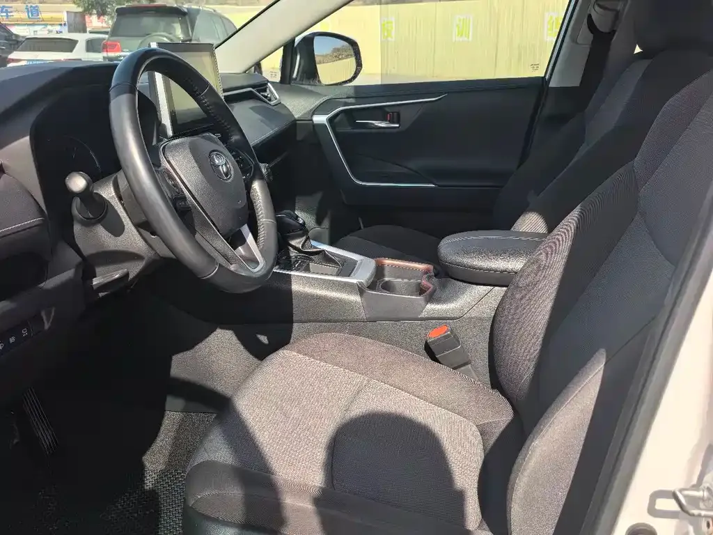 Toyota RAV4 — фото 3