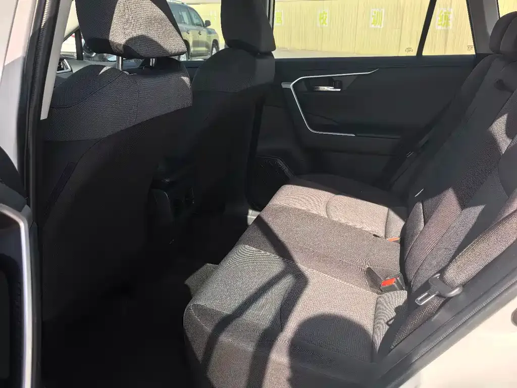 Toyota RAV4 — фото 8