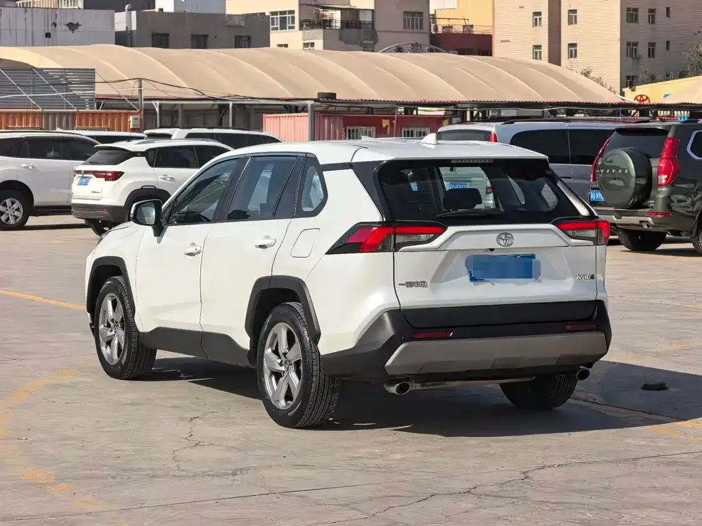 Toyota RAV4 — фото 9