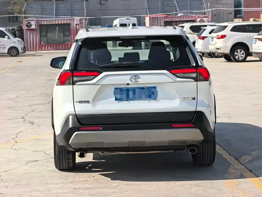 Toyota RAV4 — фото 6