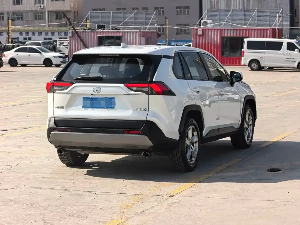 Toyota RAV4 — фото 7
