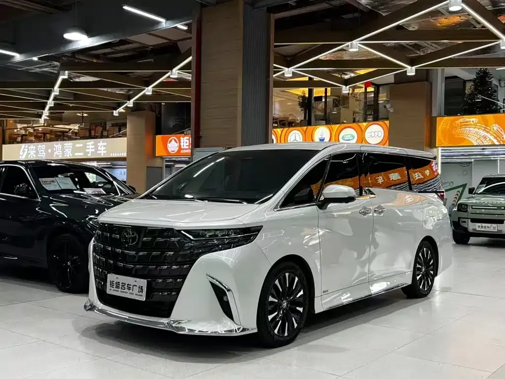 Toyota Alphard — фото 1