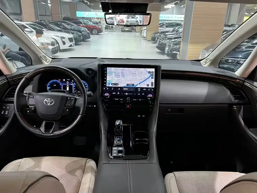 Toyota Alphard — фото 9