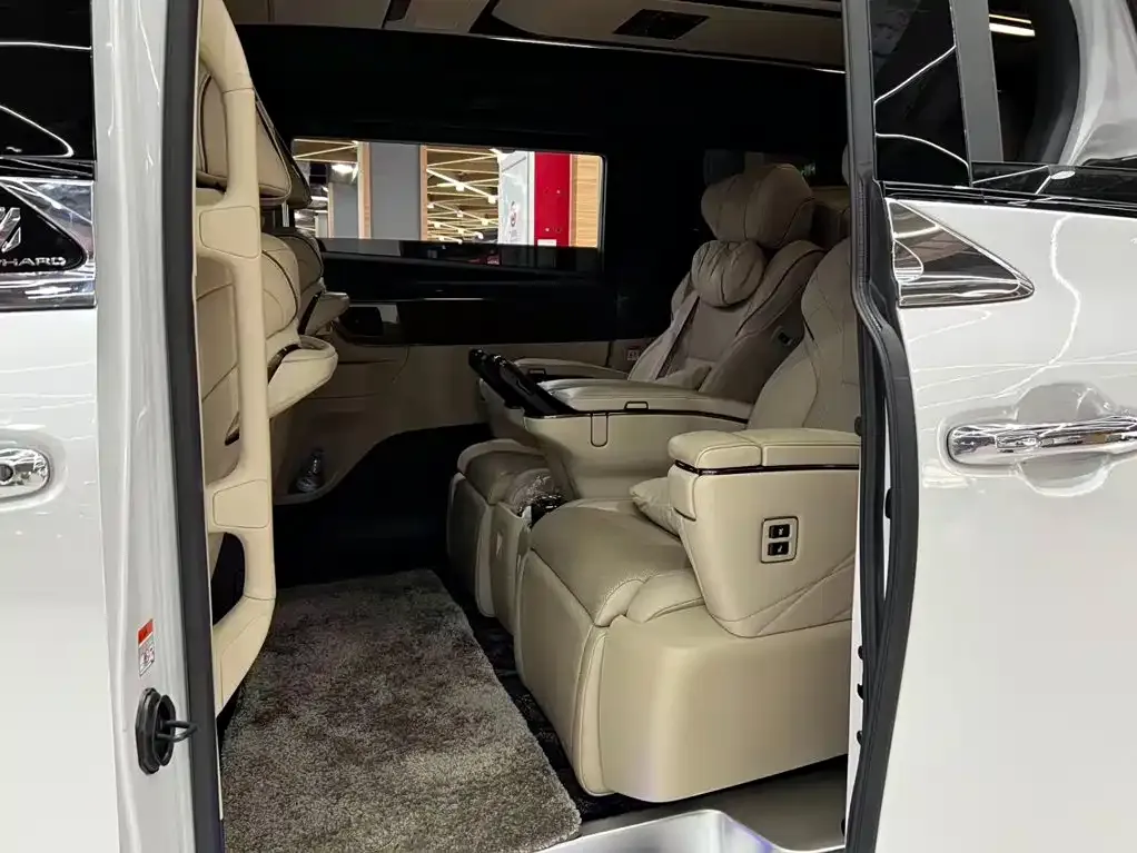 Toyota Alphard — фото 4