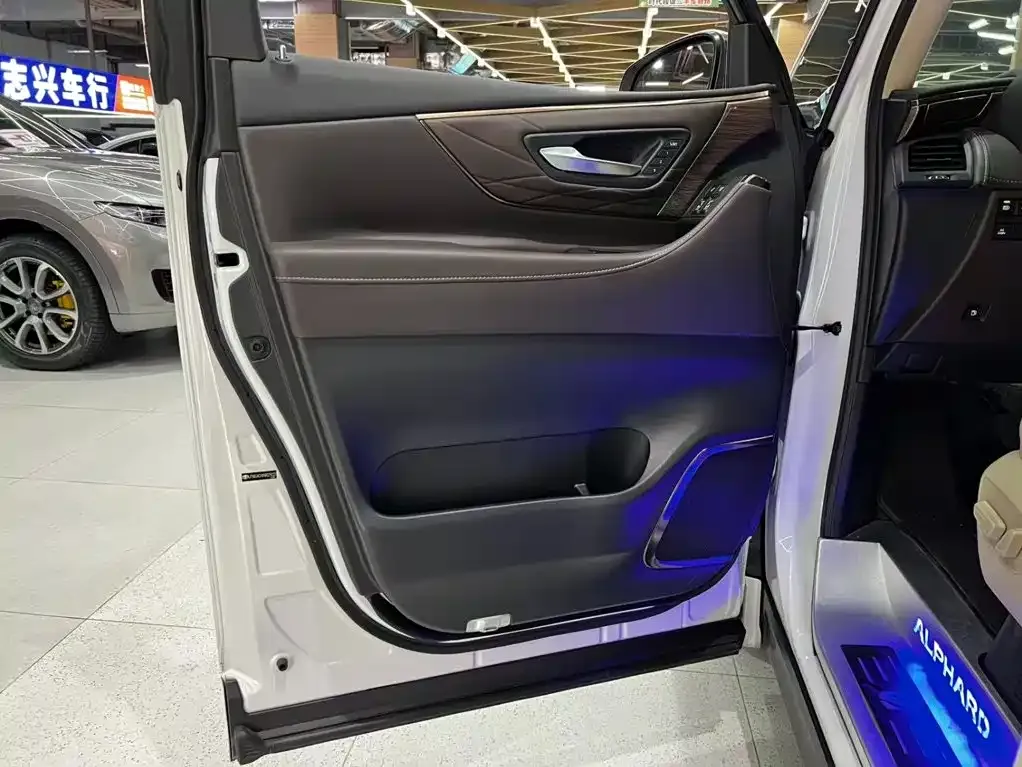 Toyota Alphard — фото 3