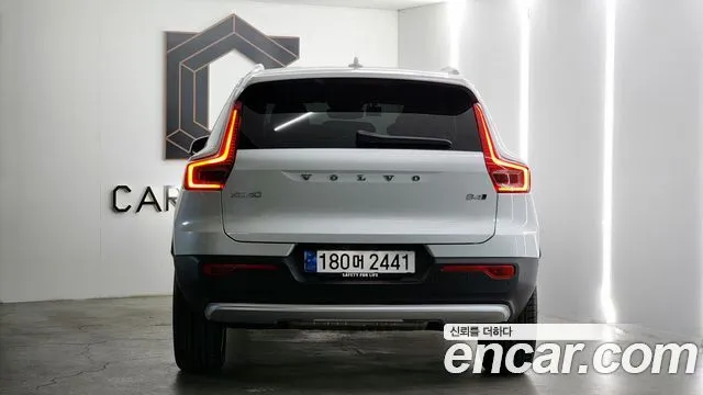 Volvo XC40 — фото 6