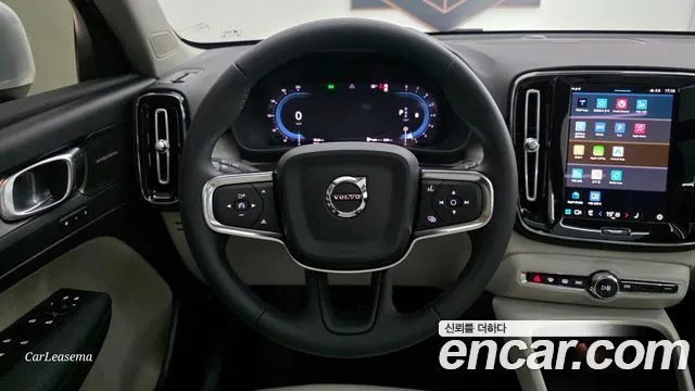 Volvo XC40 — фото 10