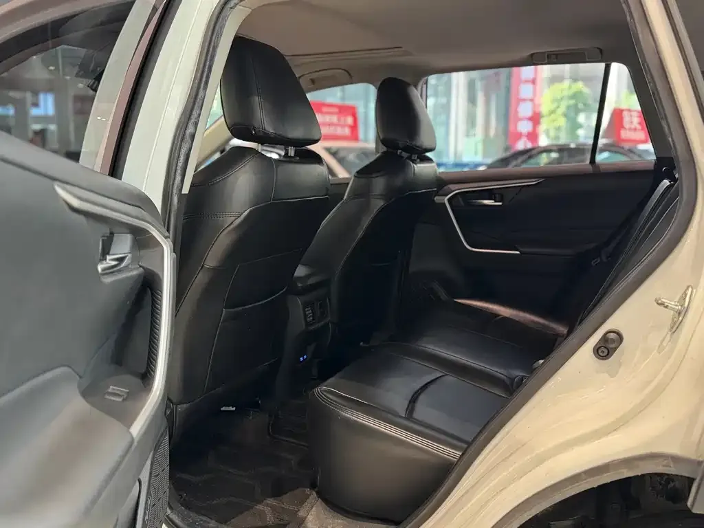 Toyota RAV4 — фото 4