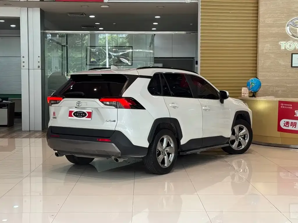 Toyota RAV4 — фото 2