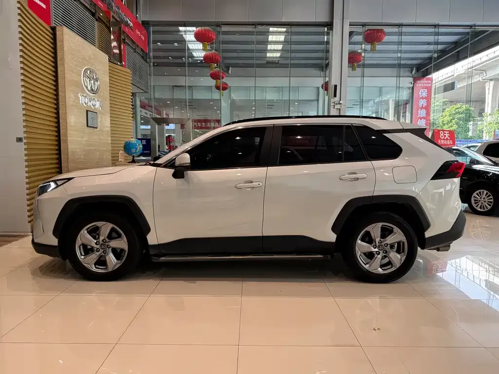 Toyota RAV4 — фото 8