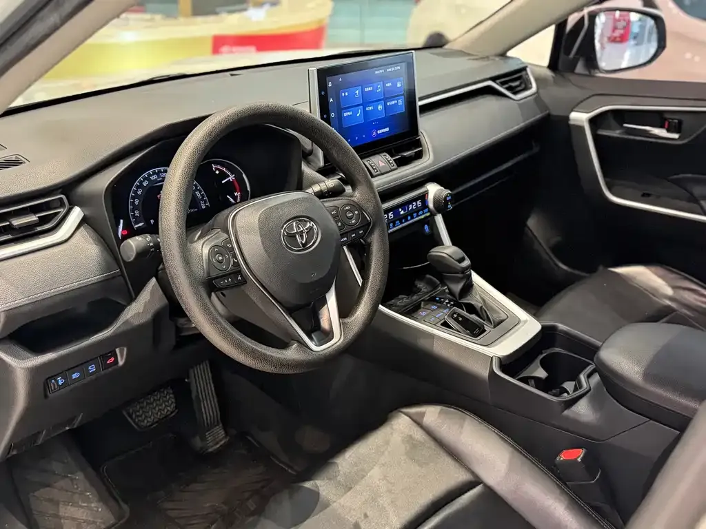 Toyota RAV4 — фото 7