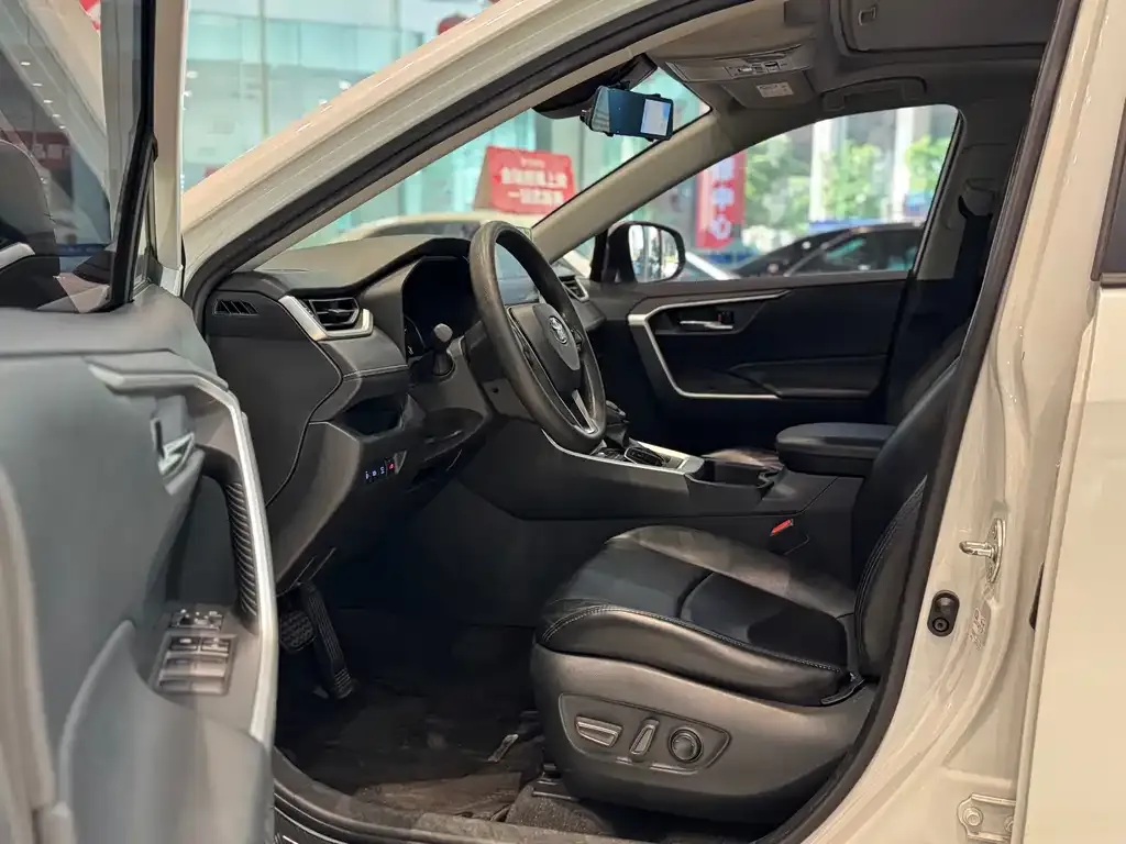 Toyota RAV4 — фото 10