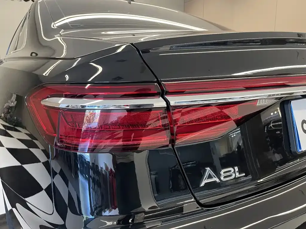 Audi A8 — фото 9