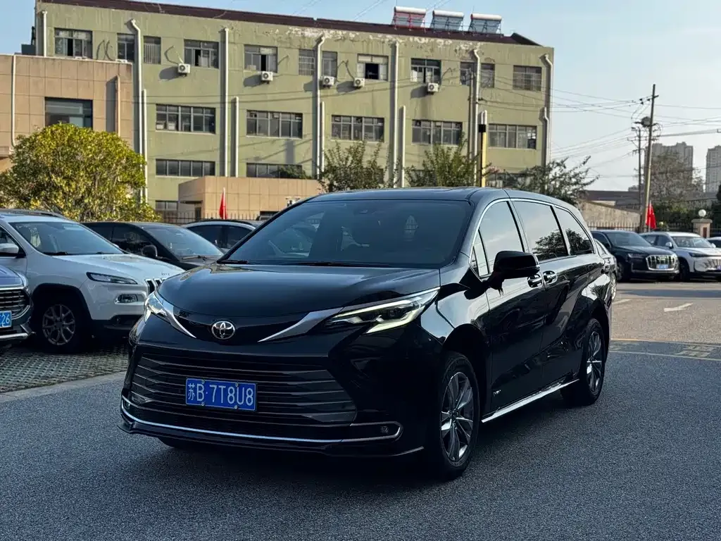 Toyota Sienna — фото 1