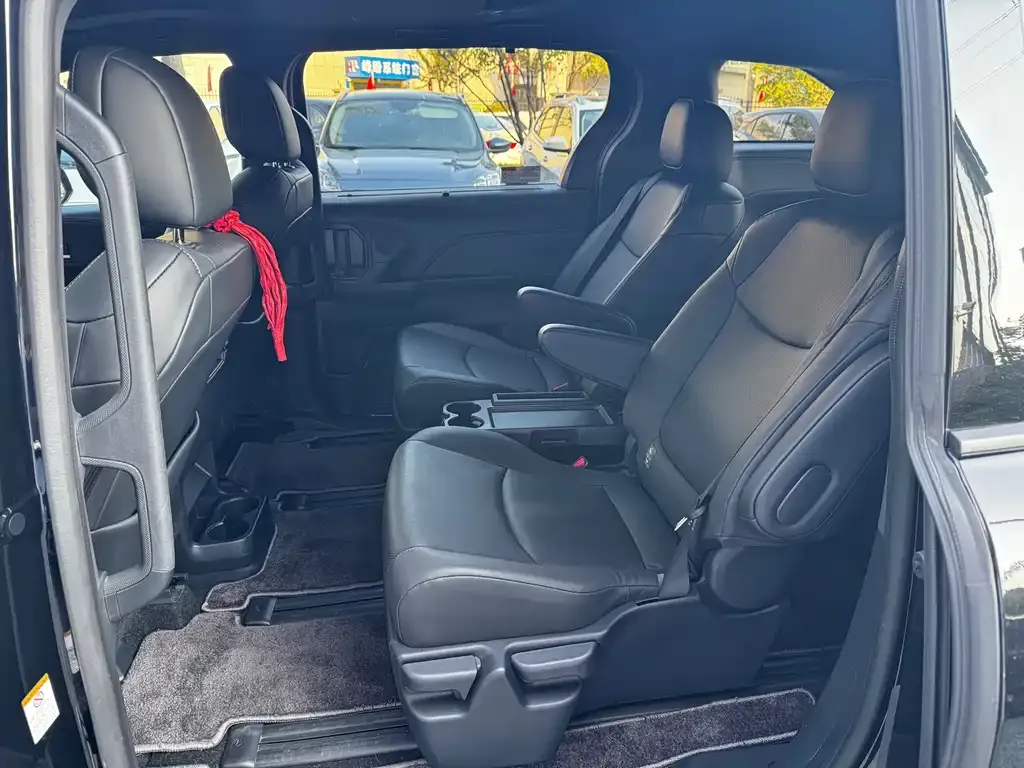 Toyota Sienna — фото 4