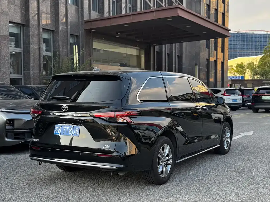 Toyota Sienna — фото 6