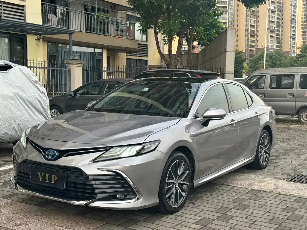 Toyota Camry — фото 1