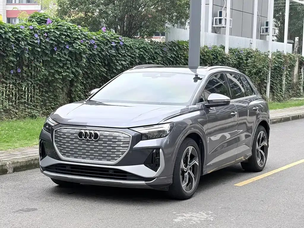 Audi Q4 e-tron — фото 1