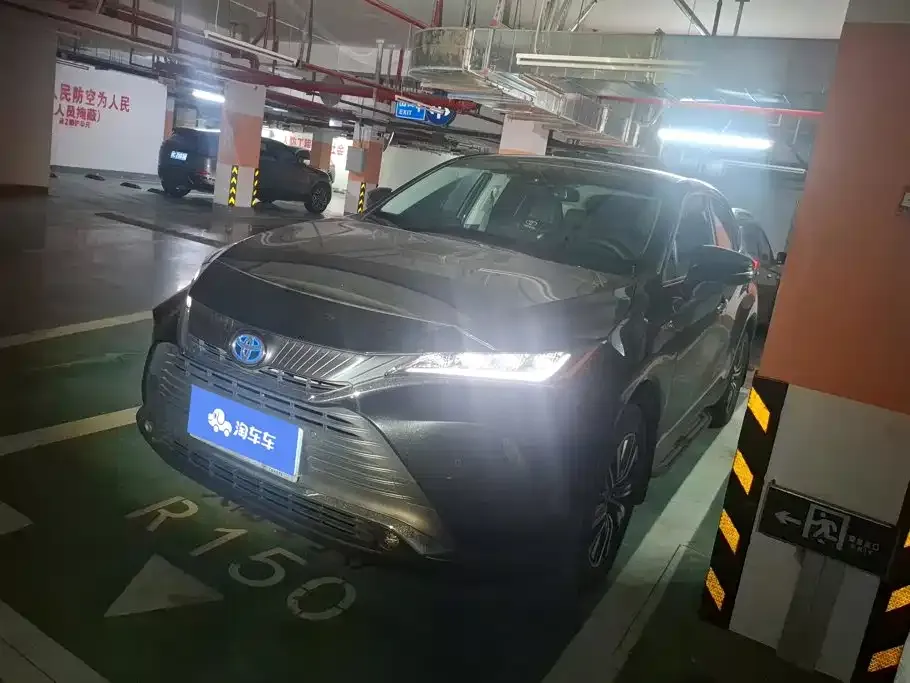Toyota Harrier — фото 1