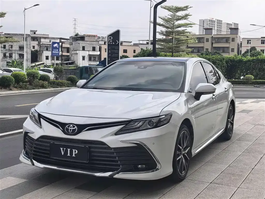 Toyota Camry — фото 1