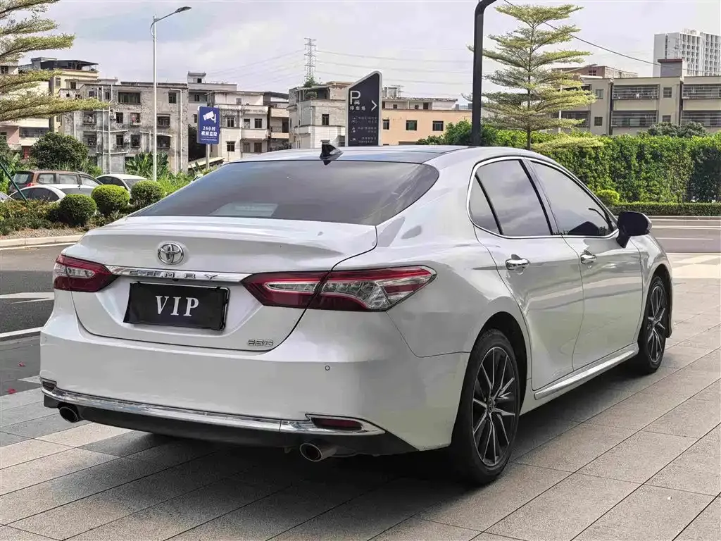 Toyota Camry — фото 5
