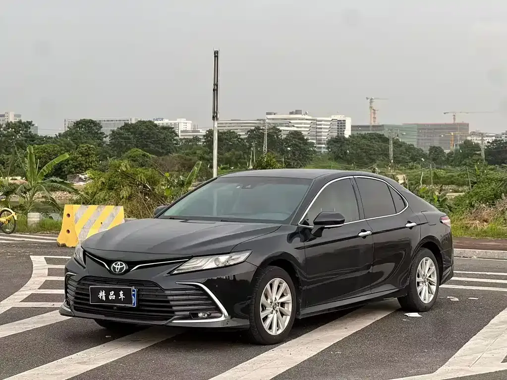 Toyota Camry — фото 1