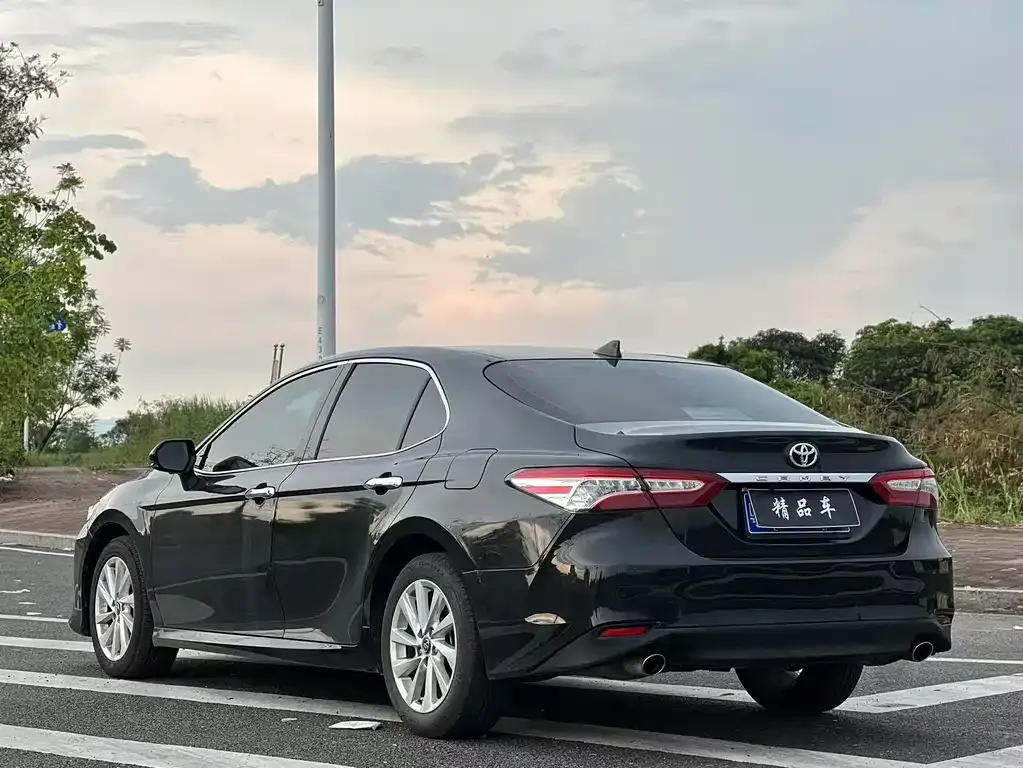 Toyota Camry — фото 2