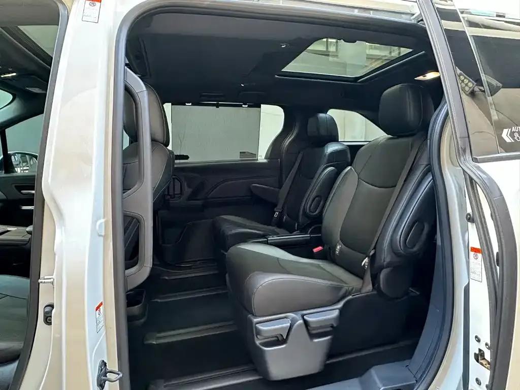 Toyota Granvia — фото 5