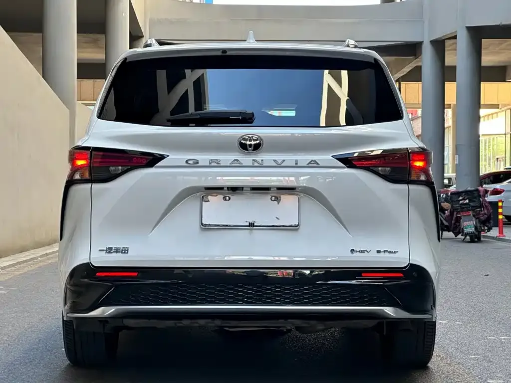 Toyota Granvia — фото 2