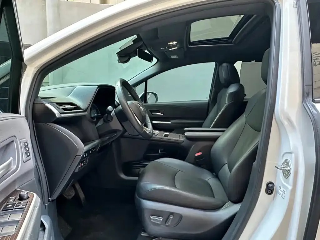 Toyota Granvia — фото 3