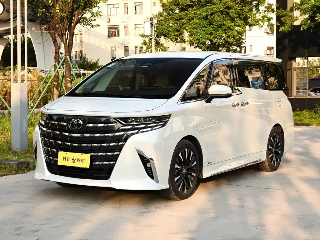 Toyota Alphard — фото 1