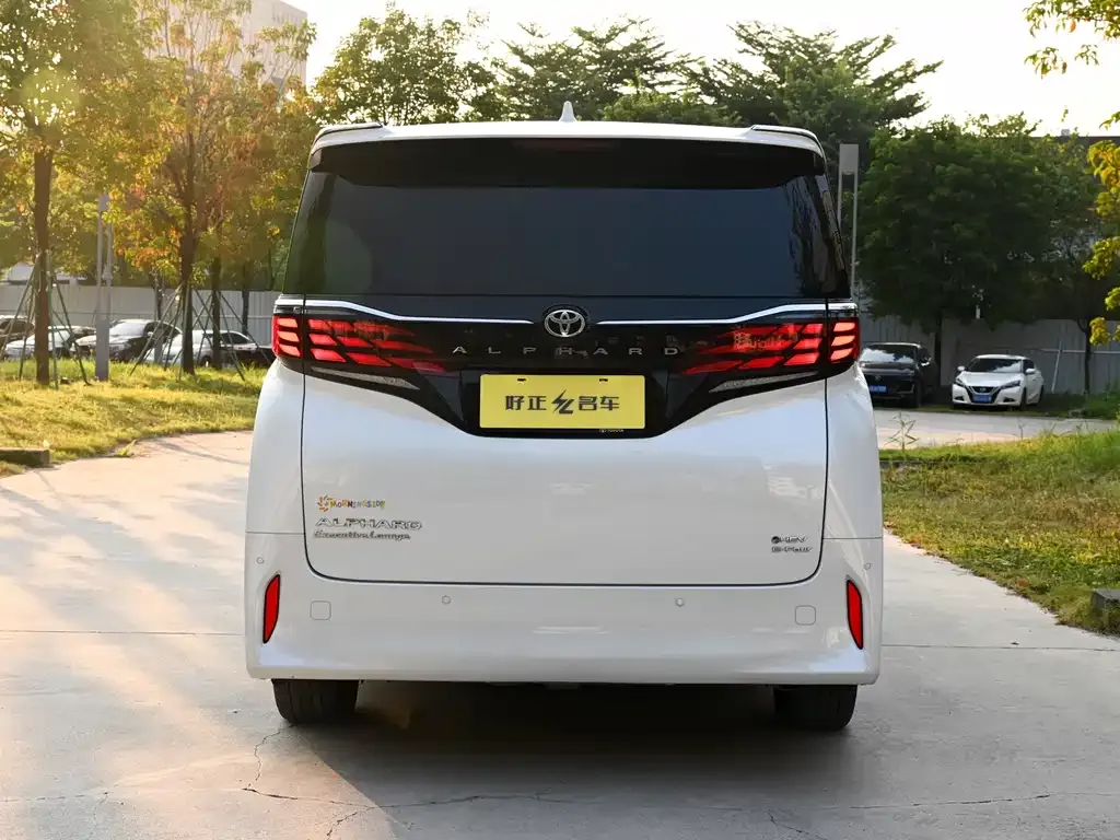 Toyota Alphard — фото 2