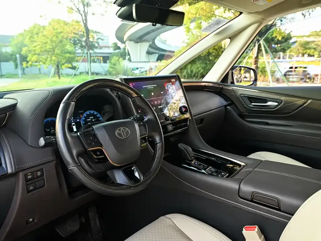 Toyota Alphard — фото 3