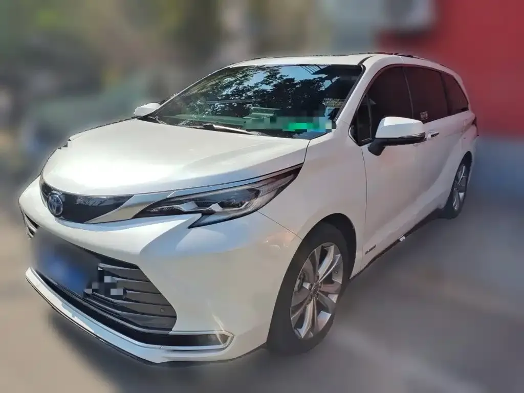 Toyota Sienna — фото 1