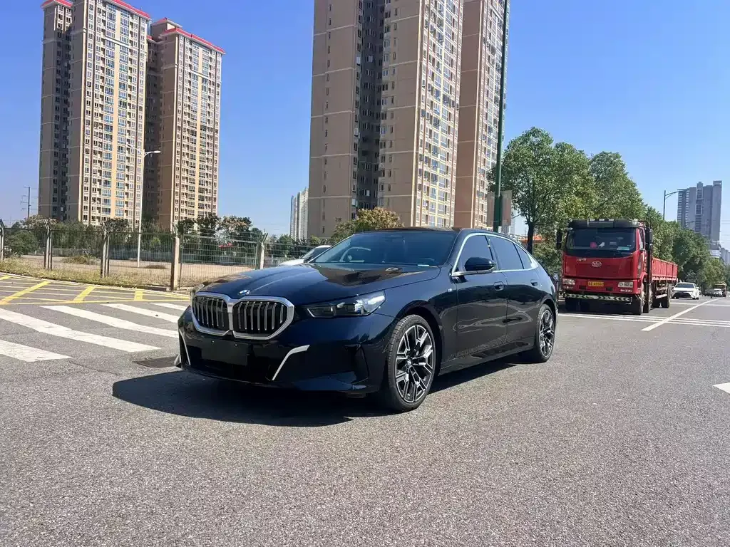 BMW 5 Series — фото 1