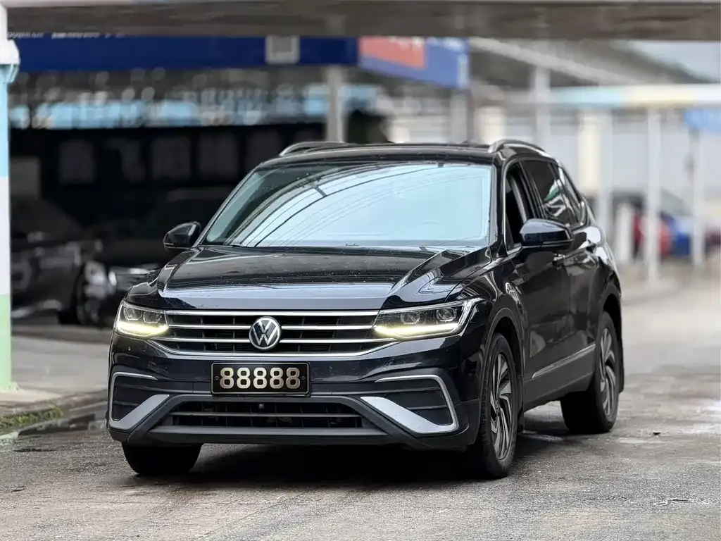 Volkswagen Tiguan L — фото 1