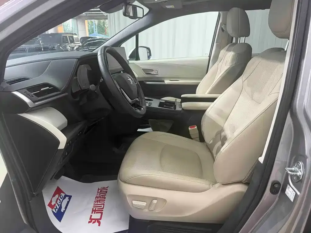 Toyota Sienna — фото 9
