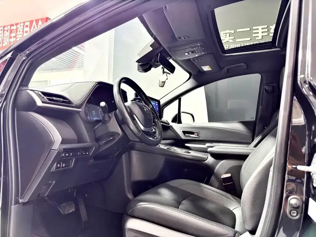 Toyota Sienna — фото 9