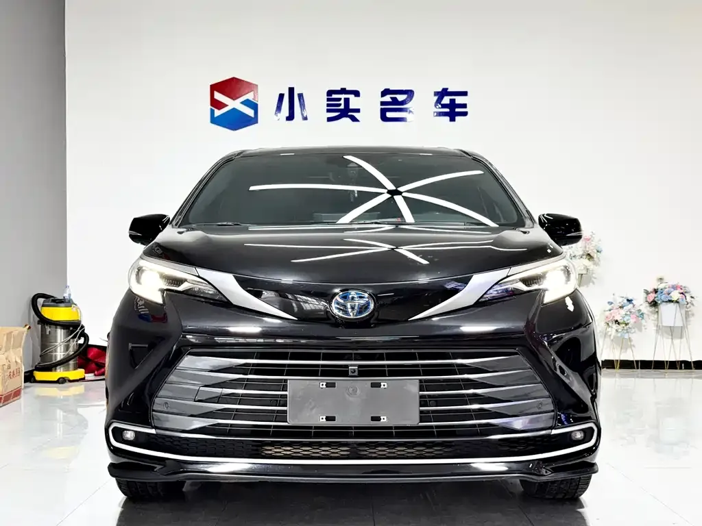 Toyota Sienna — фото 2