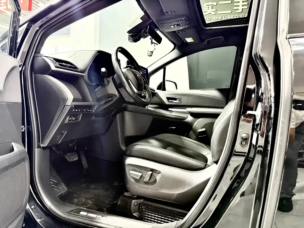 Toyota Sienna — фото 5
