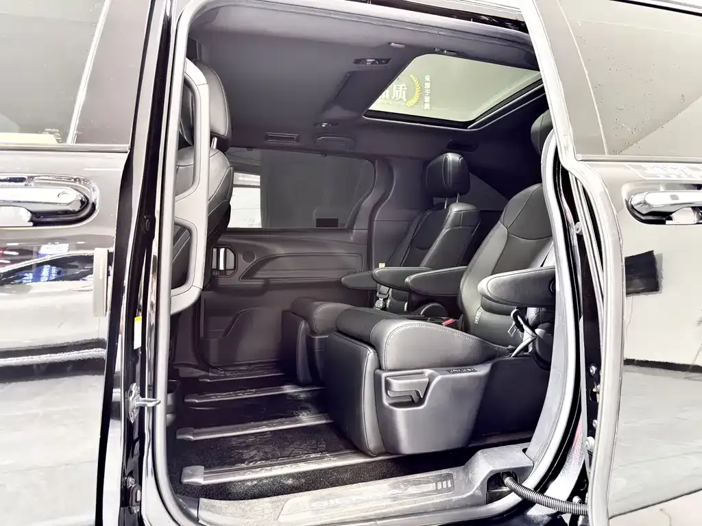 Toyota Sienna — фото 4