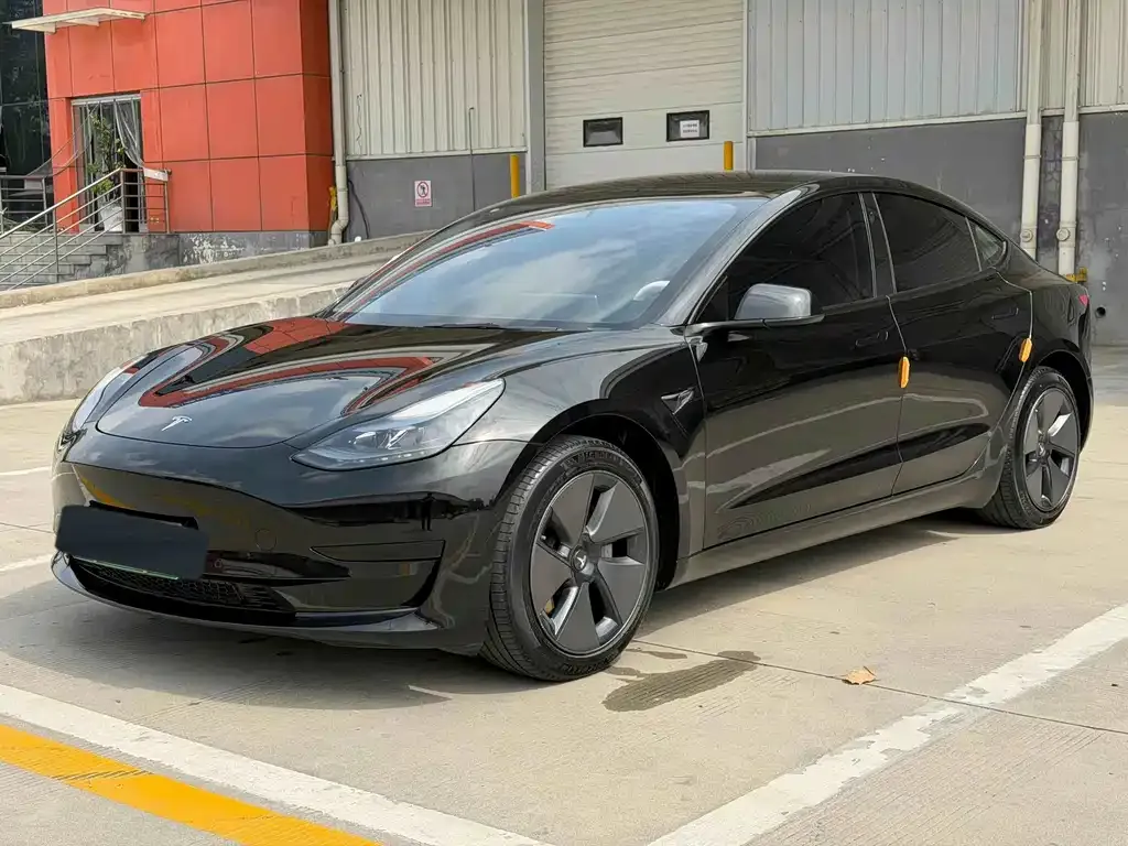 Tesla Model 3 — фото 1