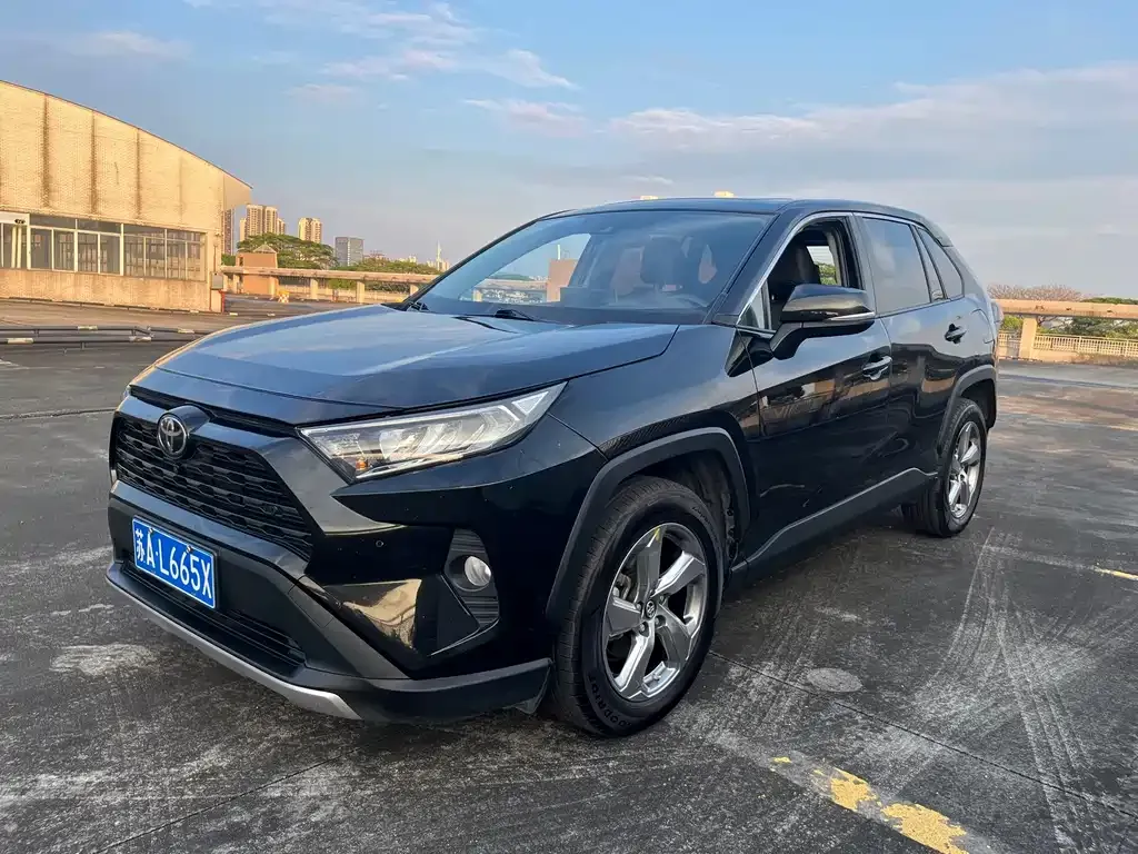 Toyota RAV4 — фото 1