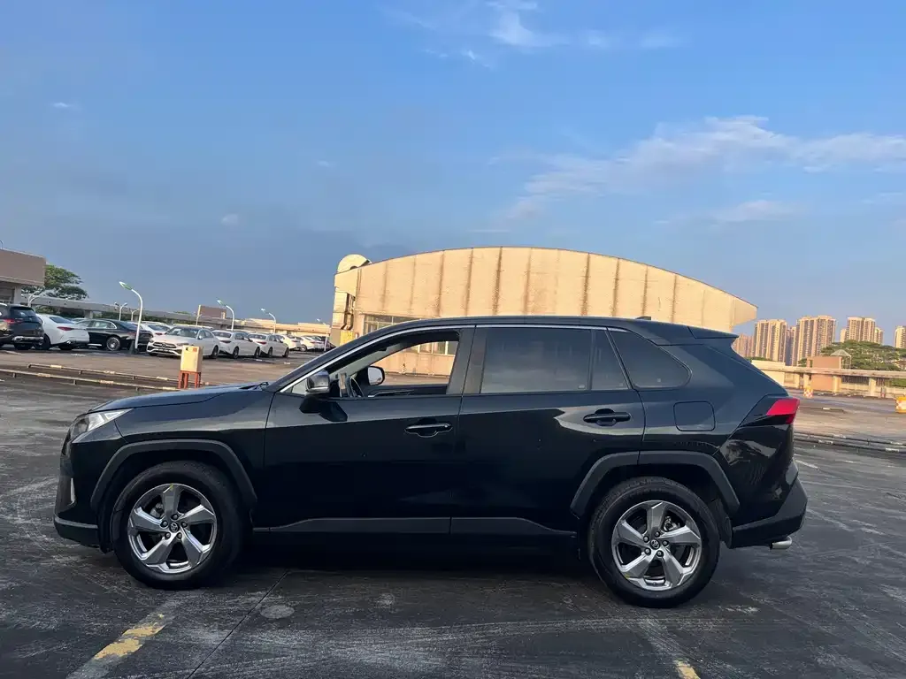 Toyota RAV4 — фото 7