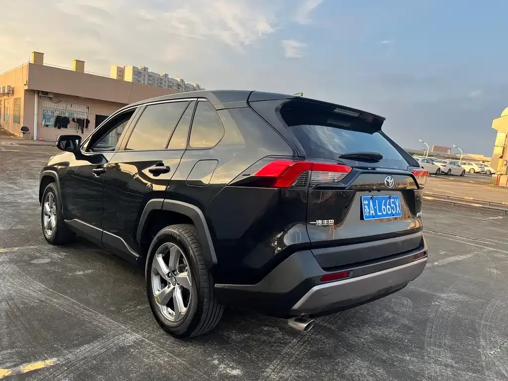 Toyota RAV4 — фото 10