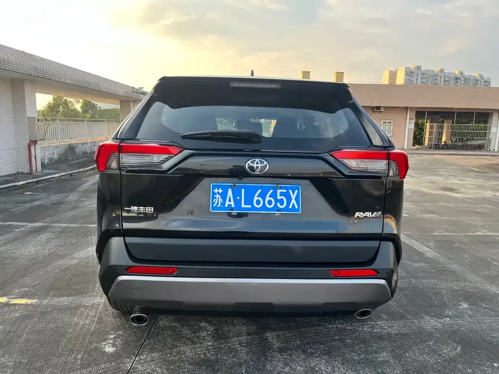 Toyota RAV4 — фото 2