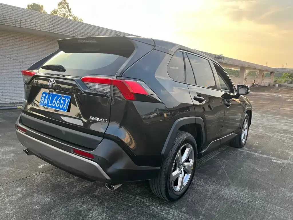 Toyota RAV4 — фото 9