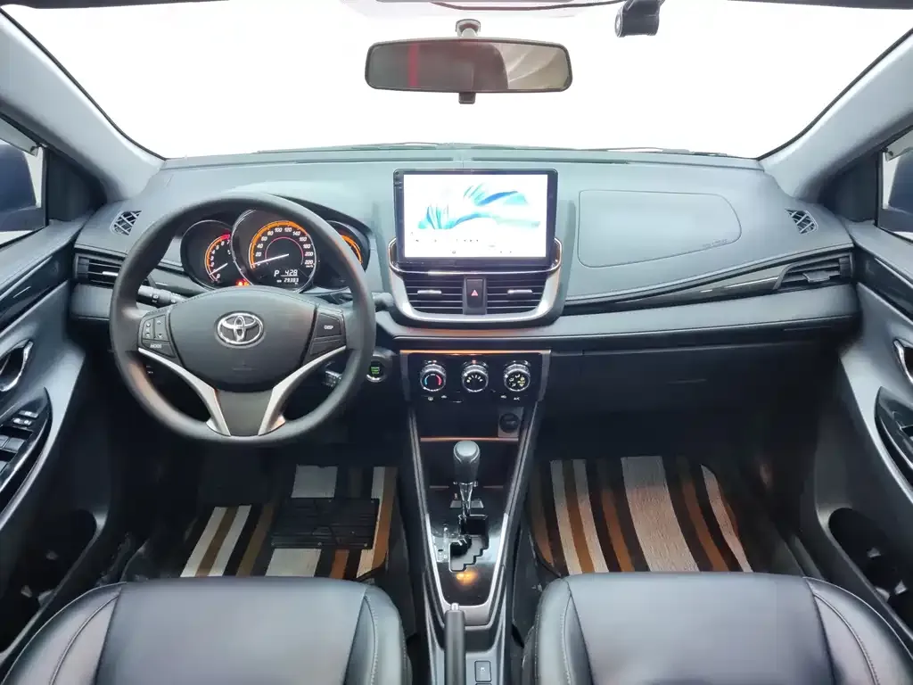 Toyota Yaris L — фото 8